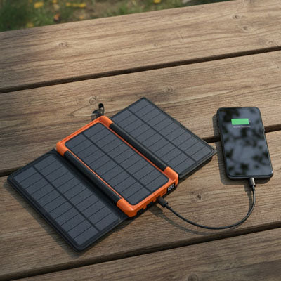 batterie solaire portable sur table recharge telephone