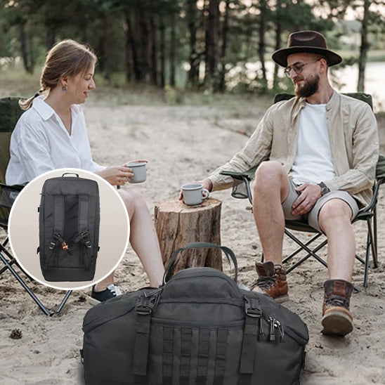 couple assis camping avec sac a dos randonnee