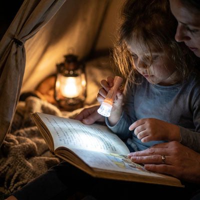 enfant lit avec lampe torche enfant dans tente avec maman