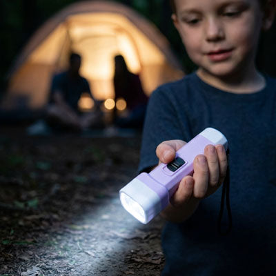 enfant tient lampe torche enfant allumee dans main