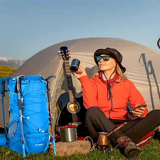 femme assise tente avec sac randonnee femme