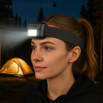 femme campement avec lampe frontale lumineuse nuit