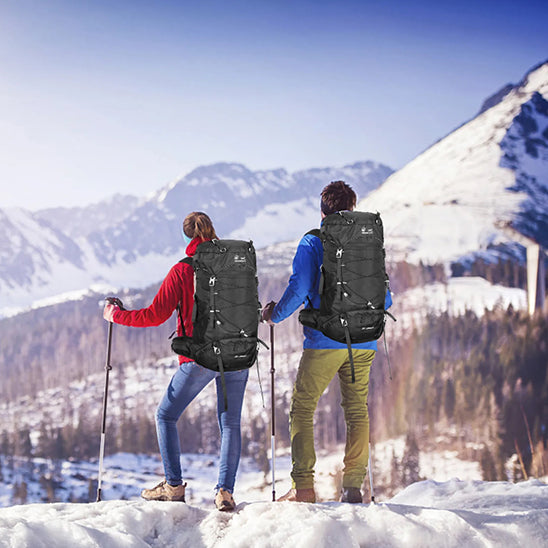 femme et homme avec sac a dos randonnee femme montagne