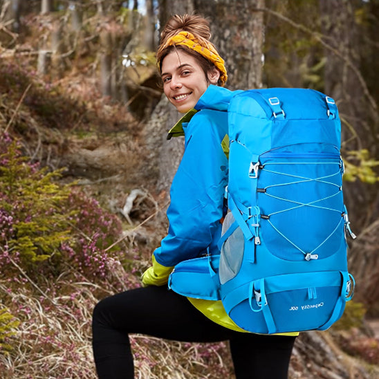 femme marche dans foret avec sac a dos randonnee femme