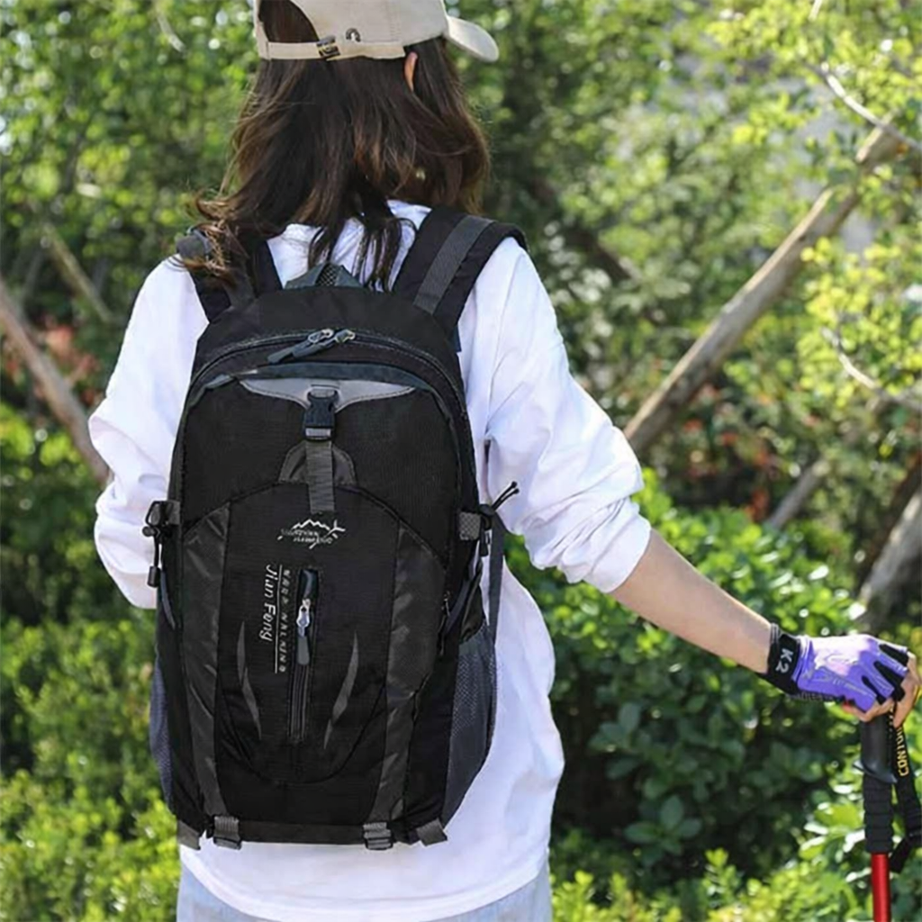 femme marche dans nature avec sac a dos etanche noir