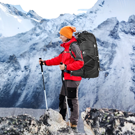 femme marche montagne avec sac a dos randonnee femme