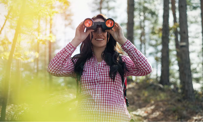 femme observant nature avec jumelles puissantes