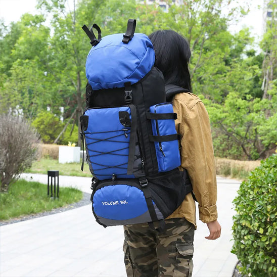 femme portant sac a dos pour voyage