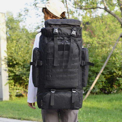 femme porte sac de randonnee sur son dos