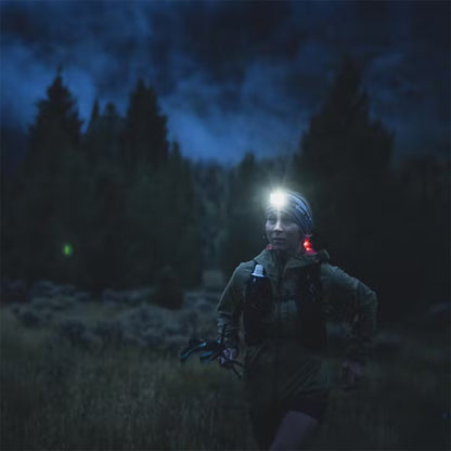 femme randonnee nuit avec lampe frontale puissante