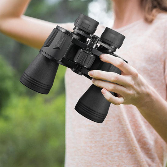femme tenant dans main jumelles randonnee