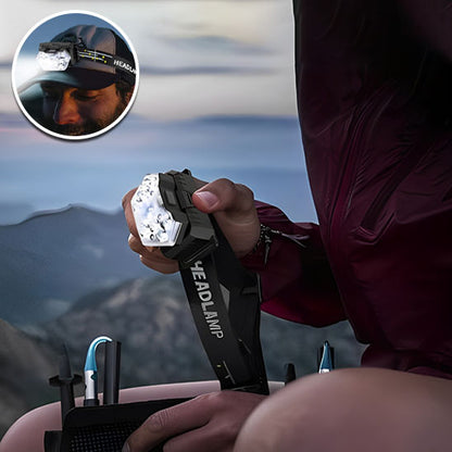 femme tient lampe frontale rechargeable dans main montagne