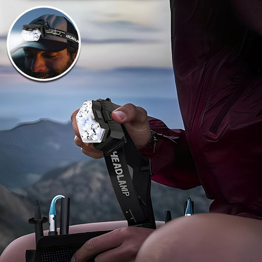 femme tient lampe frontale rechargeable dans main montagne