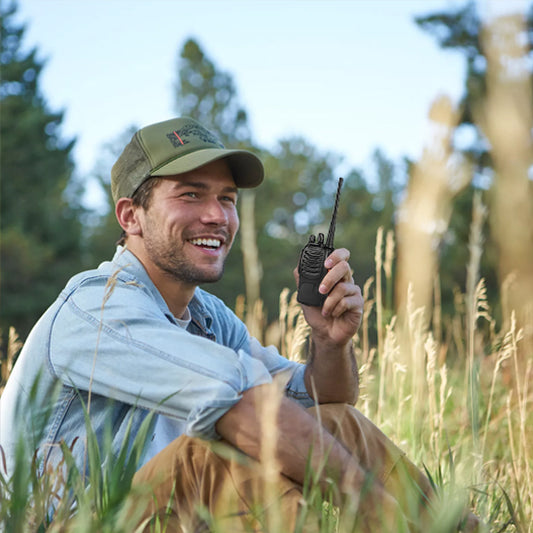 homme assis champs avec talkies walkies