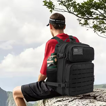 homme assis sur rocher avec sac a dos voyage