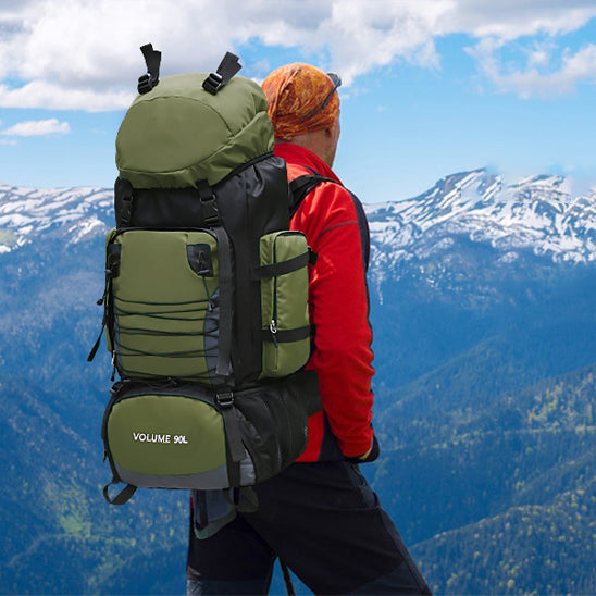 homme avec sac a dos pour voyage 
montagnes