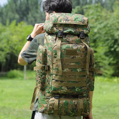 homme avec sac de randonnee sur le dos
