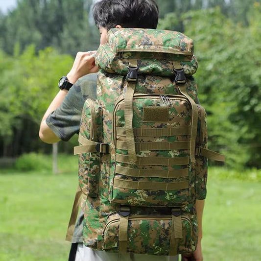 homme avec sac de randonnee sur le dos