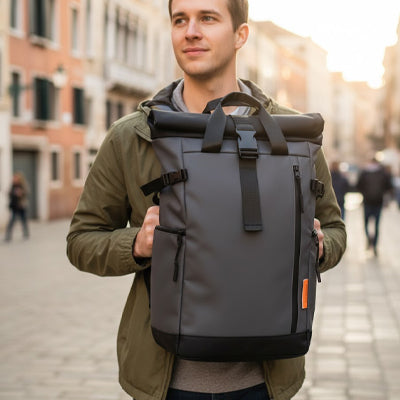 homme avec sac de voyage a dos sur torse