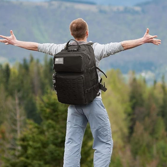 homme bras ouverts nature portant sac a dos voyage