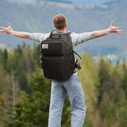 homme bras ouverts nature portant sac a dos voyage