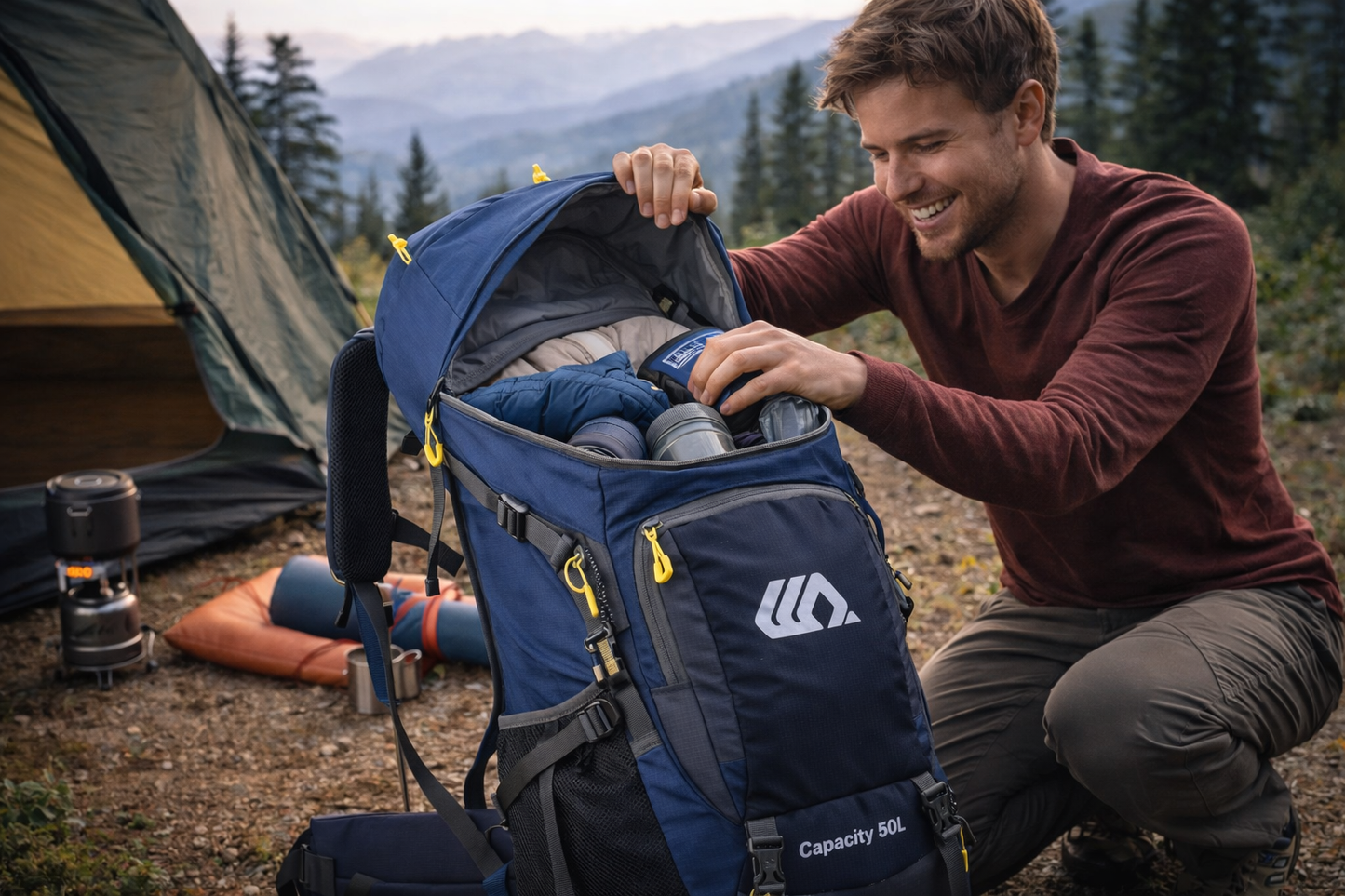 homme cherche affaires dans sac de randonnee camping