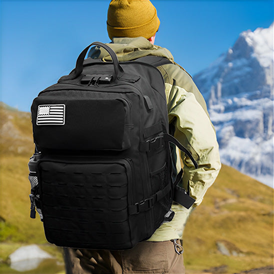 homme dans montagnes avec sac a dos voyage
