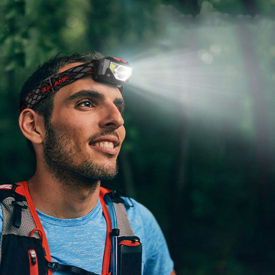 homme eclaire avec frontale lampe foret