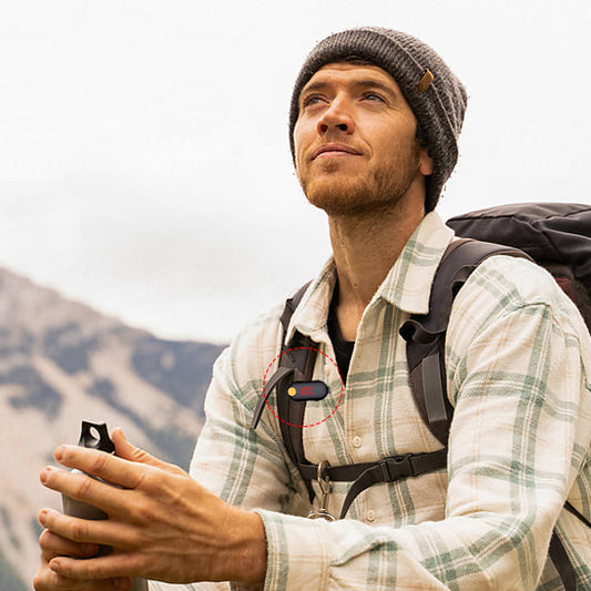 homme excursion avec walkie talkie