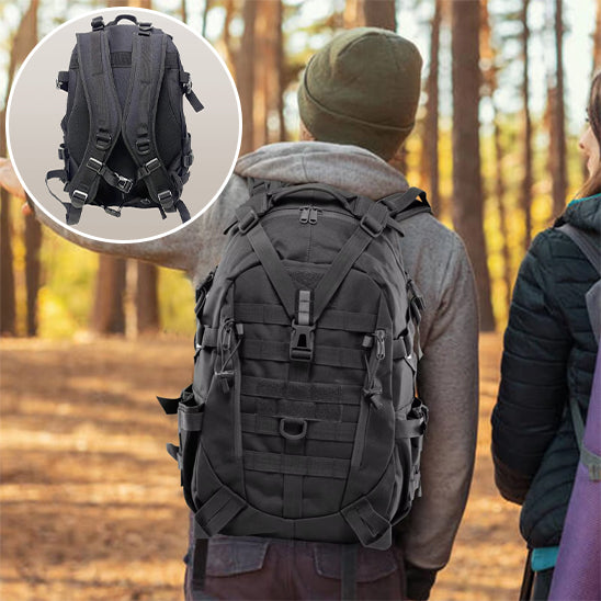 homme foret porte sac a dos rando noir