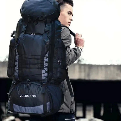 homme marchant avec sac a dos pour voyage