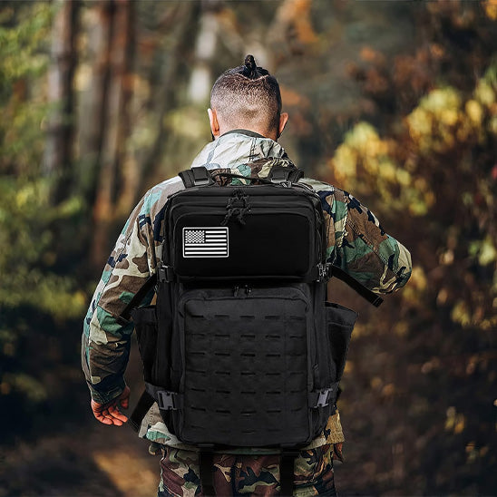 homme marchant dans foret avec sac a dos voyage