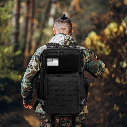 homme marchant dans foret avec sac a dos voyage