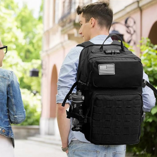 homme marchant dans rue avec sac  do voyage