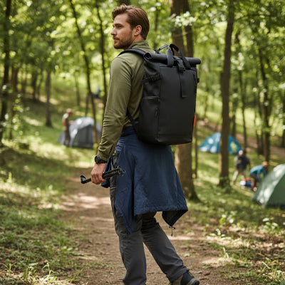 homme marchant foret avec sac de voyage a dos
