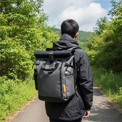 homme marchant nature avec sac de voyage a dos