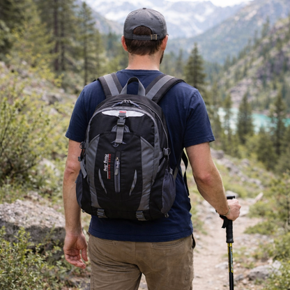 homme marche avec sac a dos etanche noir nature