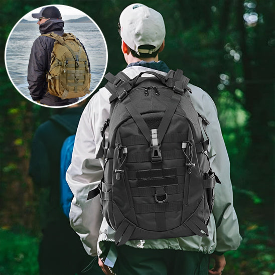 homme marche avec sac a dos rando noir