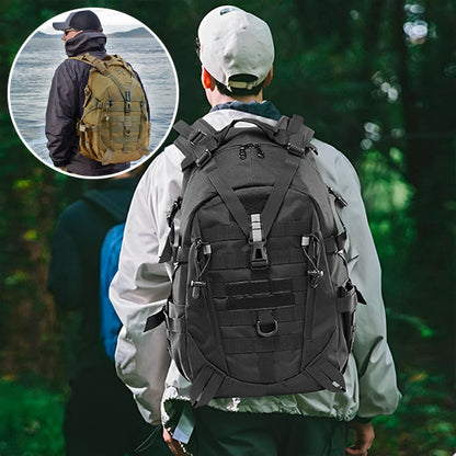 homme marche avec sac a dos rando noir