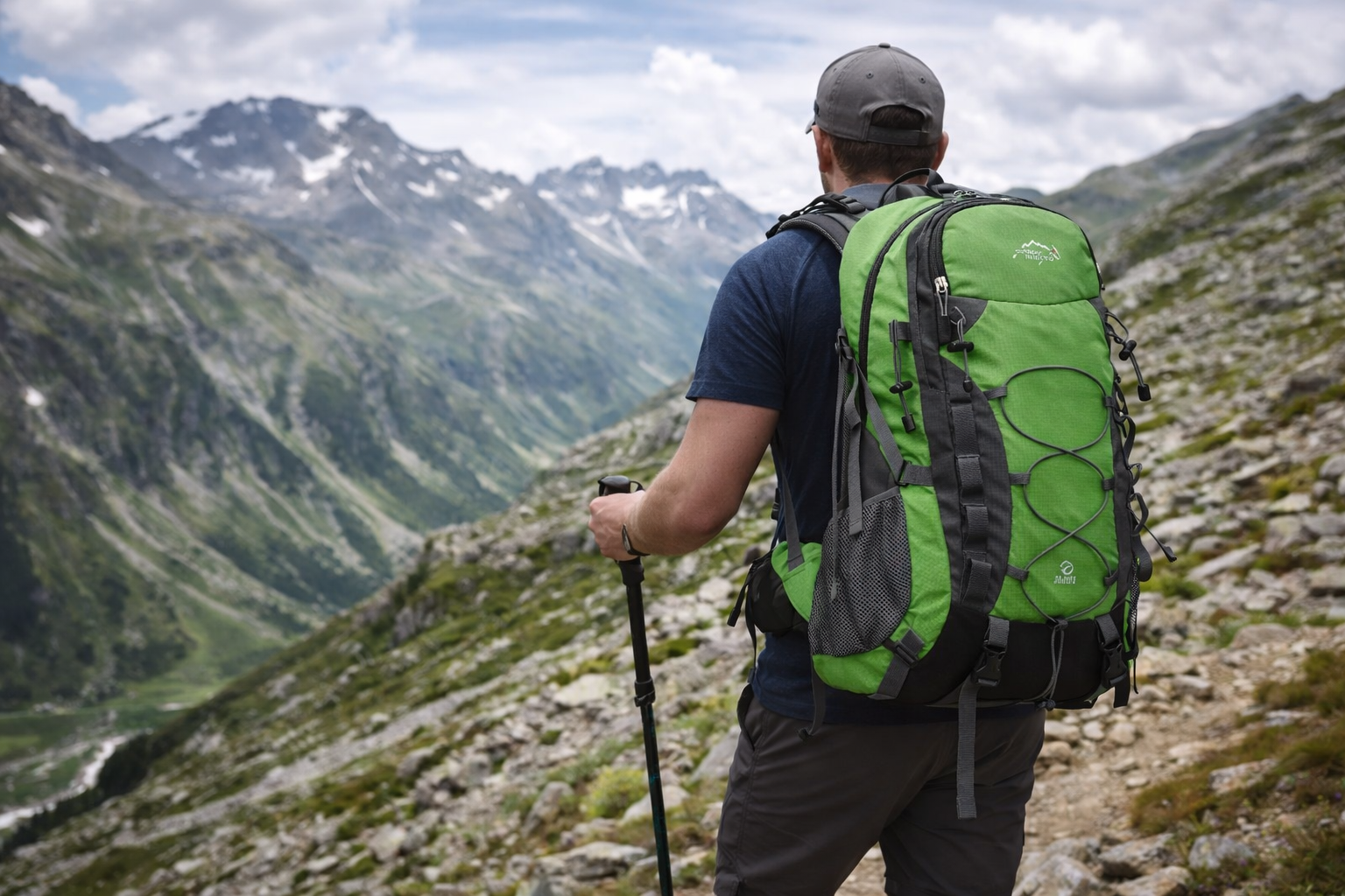 homme marche avec sac de randonnee montagnes