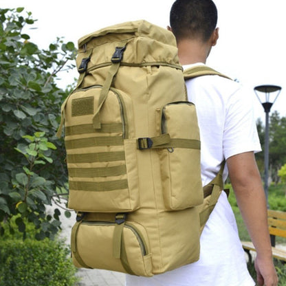 homme marche avec sac de randonnee