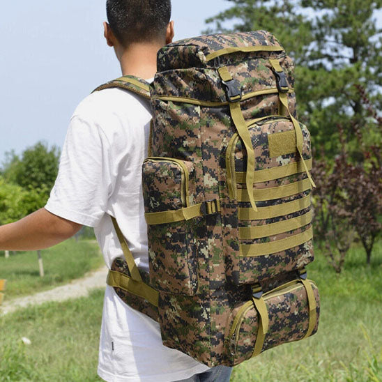 homme marche dans nature avec sac de randonnee