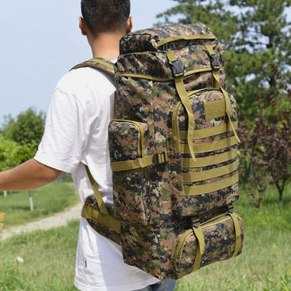 homme marche dans nature avec sac de randonnee
