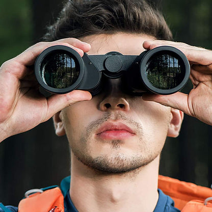 homme observe avec jumelles randonnee