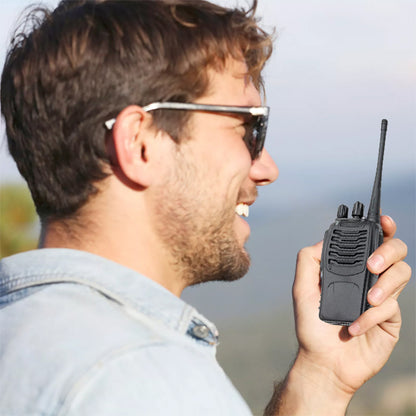 homme parlant dans talkies walkies