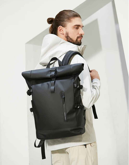 homme portant sac a dos impermeable noir