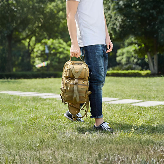 homme porte dans main sac a dos pour rando beige