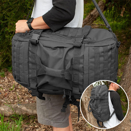 homme porte sac a dos randonnee sur epaule