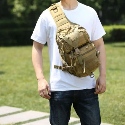 homme porte sur torse sac a dos pour rando beige