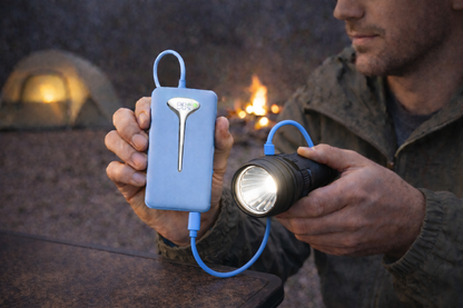 homme recharge lampe torche avec batterie externe camping